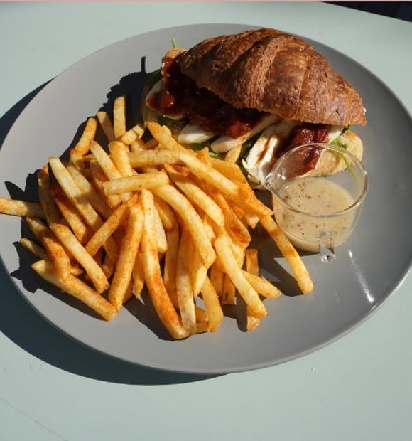 Pesto and marinated tomato croissant with fries